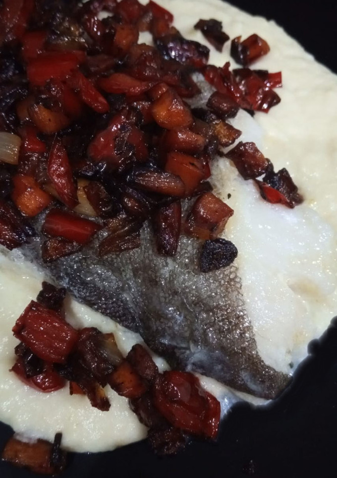 Una foto de Bacalao a la Plancha sobre Parmentier de Manzana y Verduritas al Wok