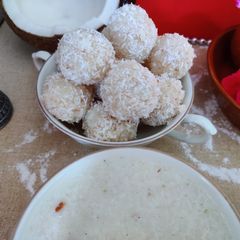 A picture of Coconut ladoo.