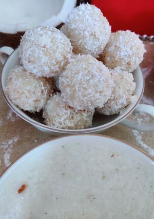 A picture of Coconut ladoo.