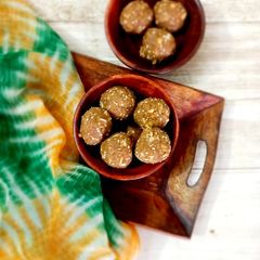 A picture of Gond, poppy and sesame seeds ladoo.
