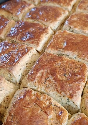 Tavaszi kapros, krumplis, kolbász zsíros lepény recept fotója