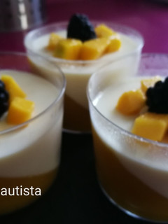 Una foto de Panna cotta de mango