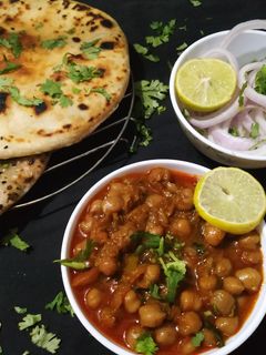 पिंडी छोले कुलचे (Pindi chole kulche recipe in hindi) रेसिपी मुख्य फोटो