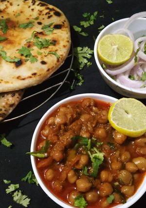 पिंडी छोले कुलचे (Pindi chole kulche recipe in hindi) रेसिपी मुख्य फोटो