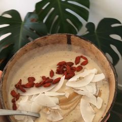 A picture of Banana and peanut butter smoothie bowl.