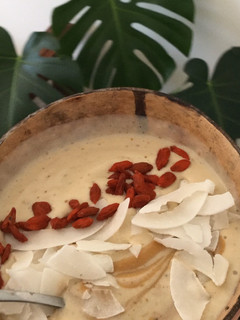 A picture of Banana and peanut butter smoothie bowl.