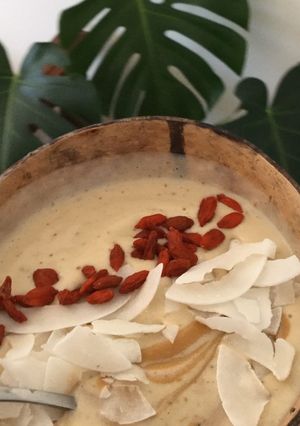 A picture of Banana and peanut butter smoothie bowl.