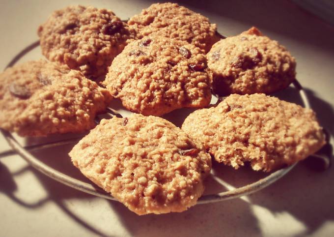 Steps to Prepare Jamie Oliver Oatmeal Raisin Cookies!