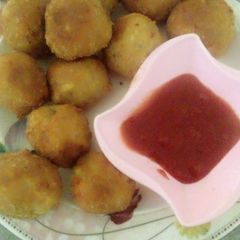 A picture of Cheesy chicken potato balls.