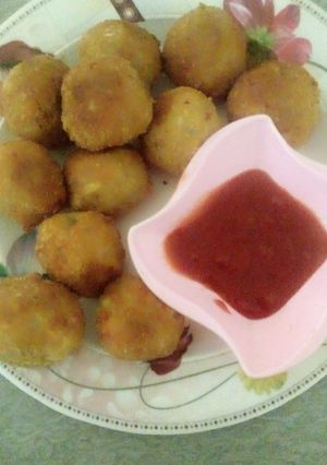 A picture of Cheesy chicken potato balls.