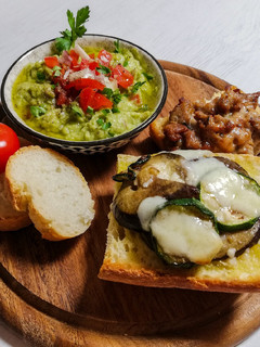 Foto di Crostini con verdure, salsiccia e Stracchino e guacamole 🥑