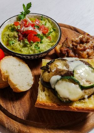 Foto di Crostini con verdure, salsiccia e Stracchino e guacamole 🥑