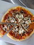 Chiken mushroom pizza with tomato Concase