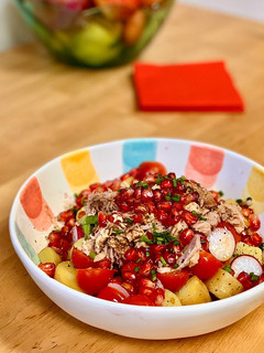 Una foto de Ensalada templada de patata y atún en escabeche