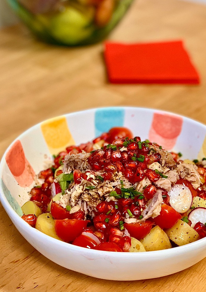 Una foto de Ensalada templada de patata y atún en escabeche
