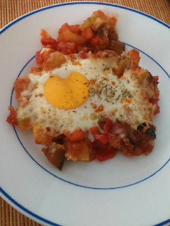 Una foto de Pisto de verdura con huevos gratinados