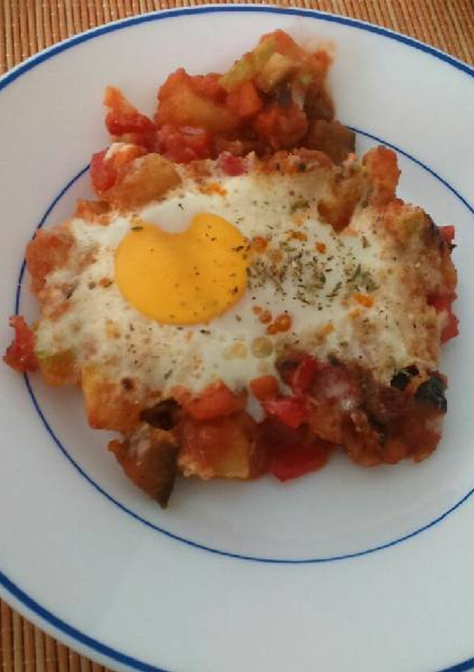 Una foto de Pisto de verdura con huevos gratinados