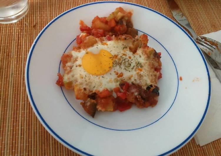 Pisto de verdura con huevos gratinados
