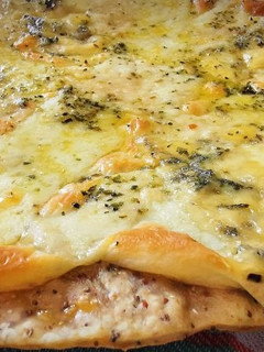 Una foto de Pizza 4 Quesos blanca