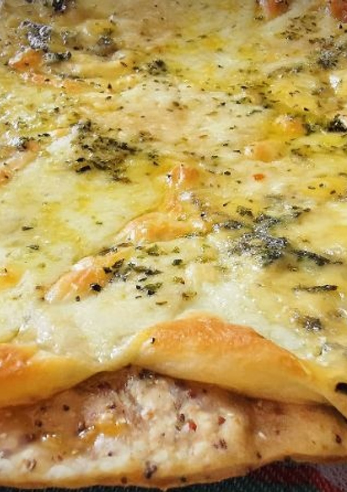 Una foto de Pizza 4 Quesos blanca