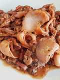 Calamares encebollados con setas shimeji