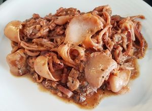 Una foto de Calamares encebollados con setas shimeji