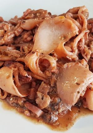 Una foto de Calamares encebollados con setas shimeji