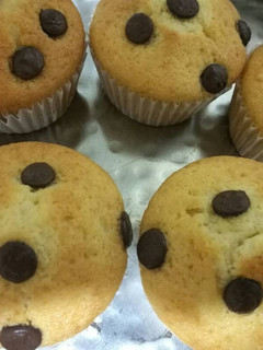 Una foto de Magdalenas de nata con pepitas de chocolate