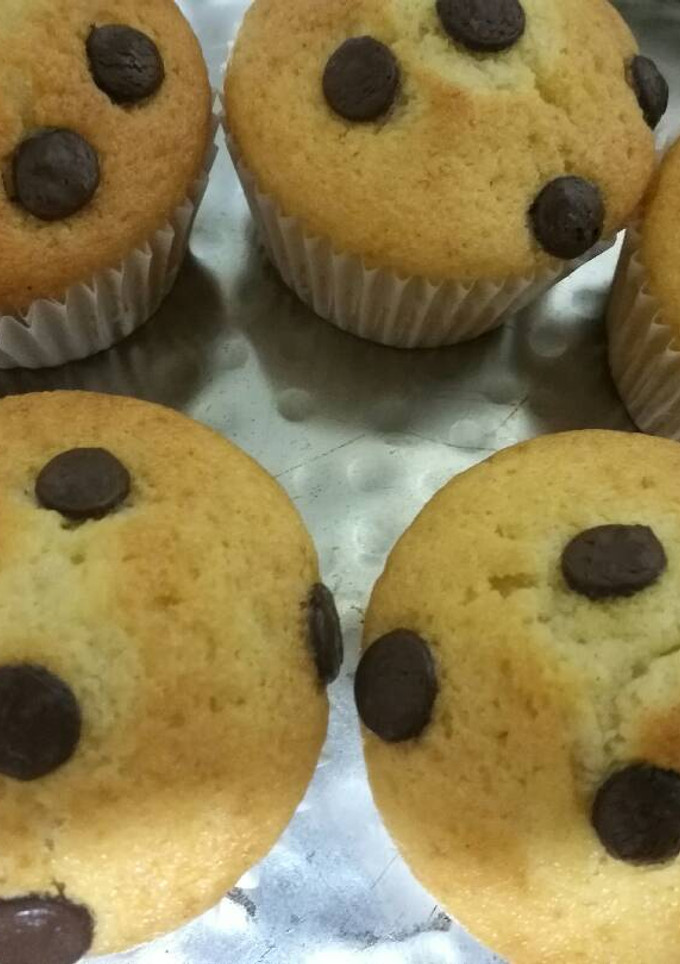 Una foto de Magdalenas de nata con pepitas de chocolate