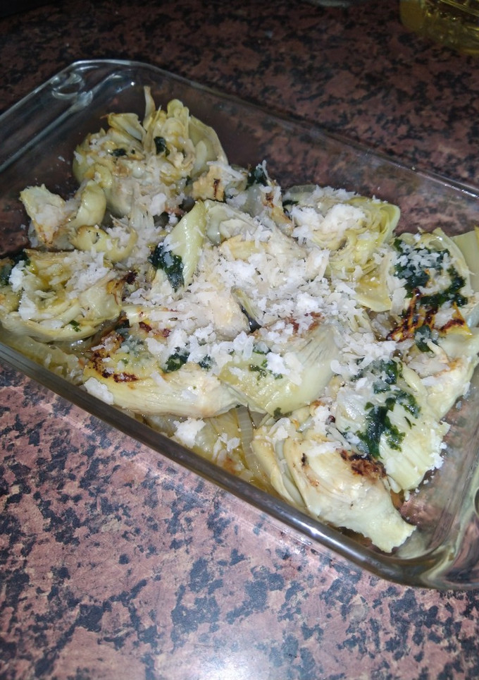 Una foto de Alcachofas a la plancha con parmesano y cama de cebolla😏