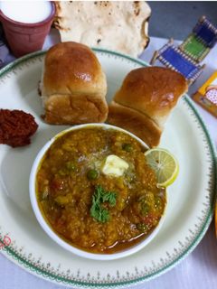 પાઉંભાજી (Pav Bhaji Recipe In Gujarati) રેસીપી મુખ્ય ફોટો