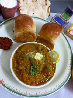 પાઉંભાજી (Pav Bhaji Recipe In Gujarati) રેસીપી મુખ્ય ફોટો