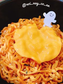 Hình của món Mỳ cay phô mai phong cách Halloween.