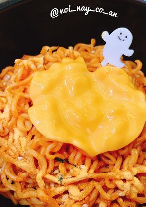 Hình của món Mỳ cay phô mai phong cách Halloween.