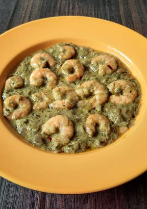 A picture of Garlic Prawns in Green Masala.