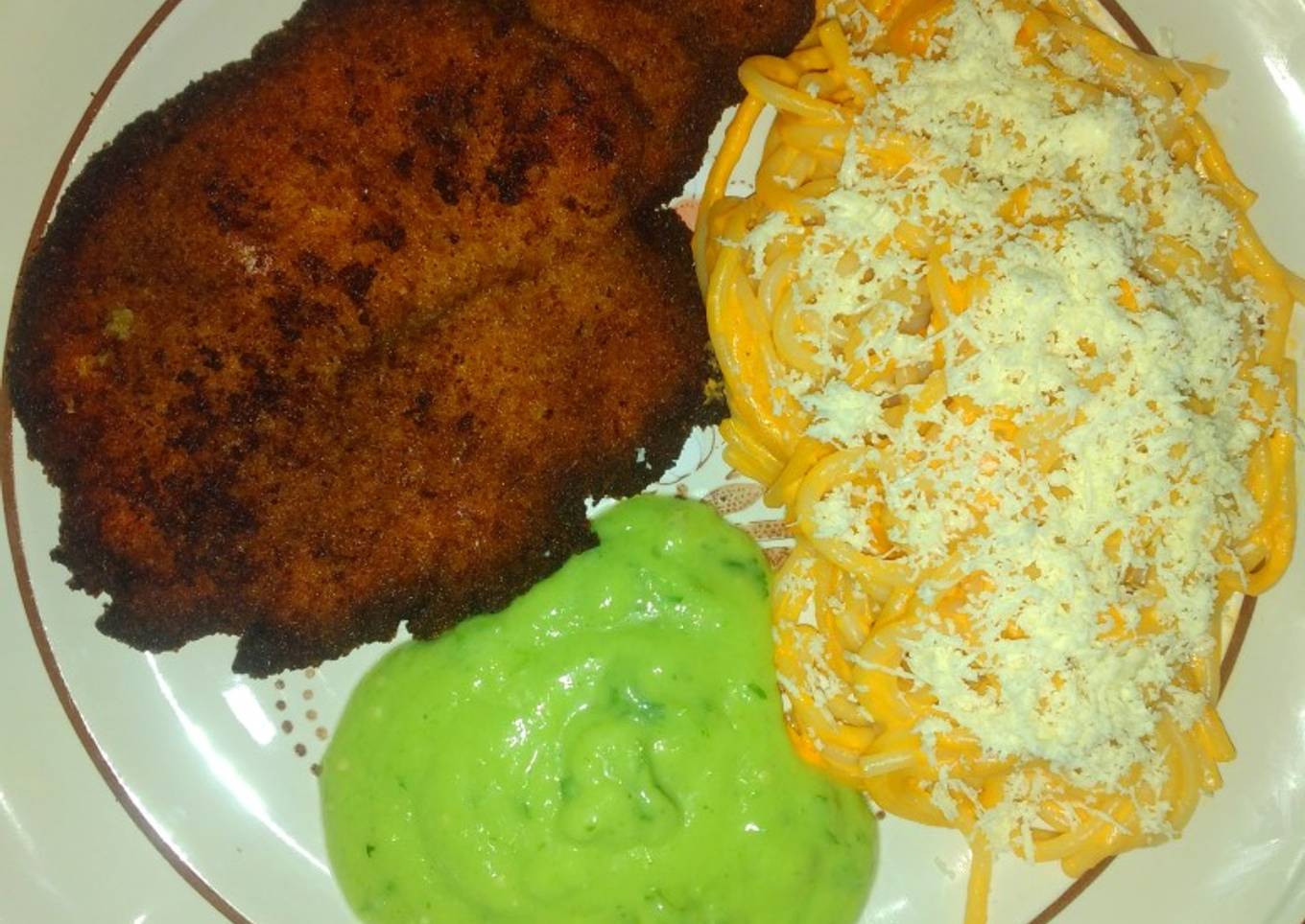 Pechuga empanizada acompañado con espagueti