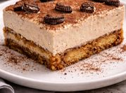 Una foto de oreos dulce de leche y crema