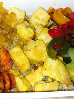 Una foto de Cous Cous con pollo y verduras.