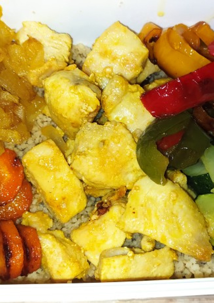 Una foto de Cous Cous con pollo y verduras.