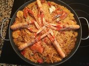 Una foto de arroz cigalas y sepia