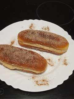 Una foto de Xuxos de crema con canela 😜😋