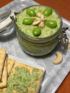 Una foto de “Hummus” de edamame con anacardos, para llevar