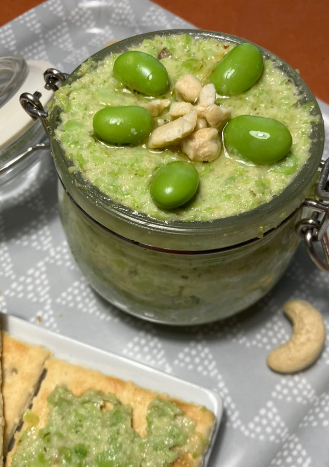 Una foto de “Hummus” de edamame con anacardos, para llevar