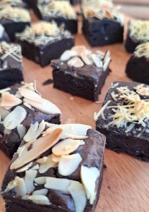 Foto resep Brownies Panggang Sekat Keju Almond uk 20x20 🍫fudgy dan shiny crust