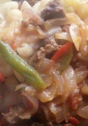 Una foto de Wok de verduras y carne con fideos coditos ñam ñam 😉😋