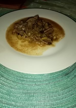 Una foto de Hígado de res con espinacas y apio