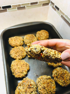 Una foto de Galletitas integrales de zanahoria y semillas 🥕🧡