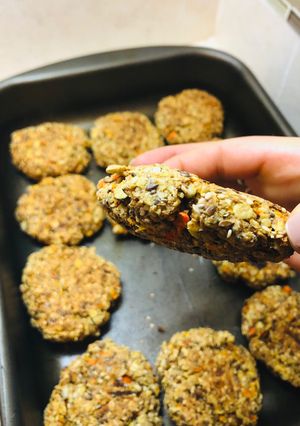 Una foto de Galletitas integrales de zanahoria y semillas 🥕🧡