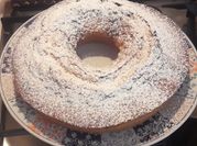 Una foto di ciambella bicolore