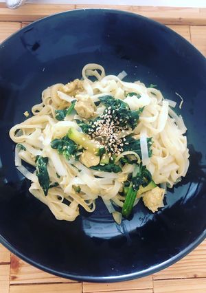 Une photo de Nouilles sautées au poulet épinards courgettes oignons ail citronnelle graines de sésame